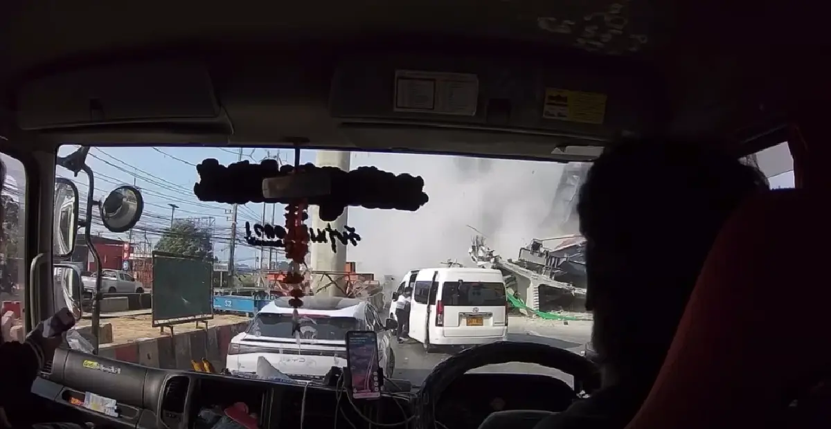 เปิดคลิป เสี่ยงเป็นเสี่ยงตาย เครนถล่มถนนพระราม 2 รอดตายหวุดหวิด