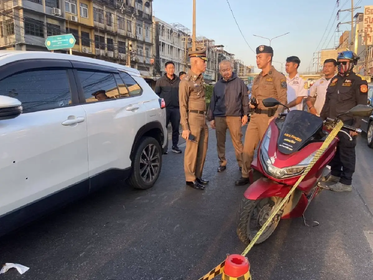 แยกนิด้า-เสรีไทยติดหนึบ หลังเกิดเหตุโจ๋ยิงกันกลางถนน เจ็บ 3 ราย