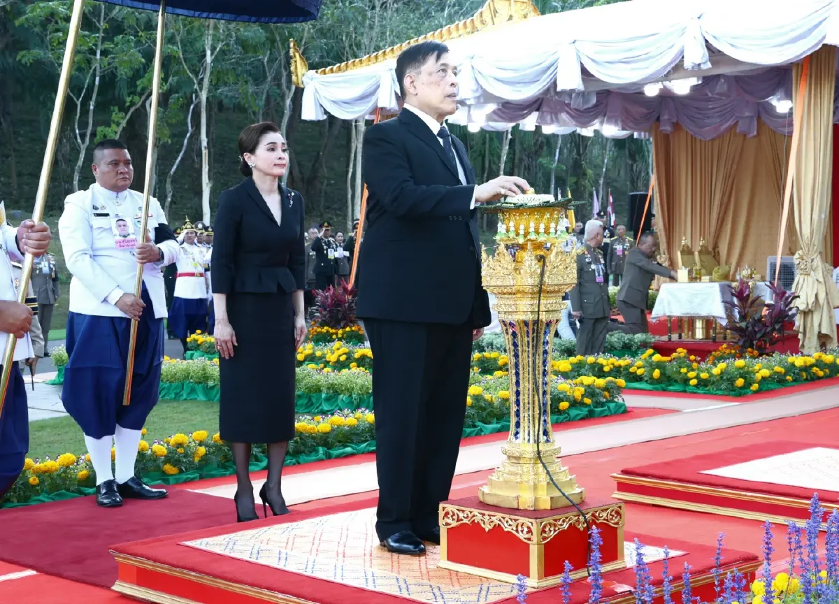ในหลวง-พระราชินี ทรงเปิดสวนสุขภาพสราญจิต ณ เขื่อนวชิราลงกรณ
