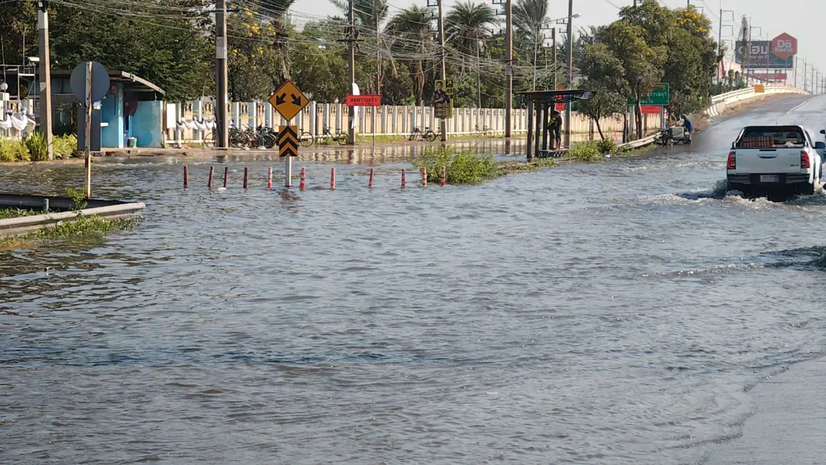 กระทบหนักวันนี้ รถติดมาก น้ำทะเลหนุนสูง ถนนพระราม 2 ขาเข้า กทม.