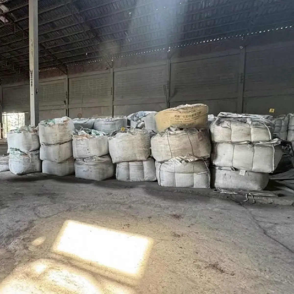 บุกโรงงานหลอมอะลูมิเนียมที่สมุทรสาคร ตรวจยึดกากตะกรัน 129 ตัน