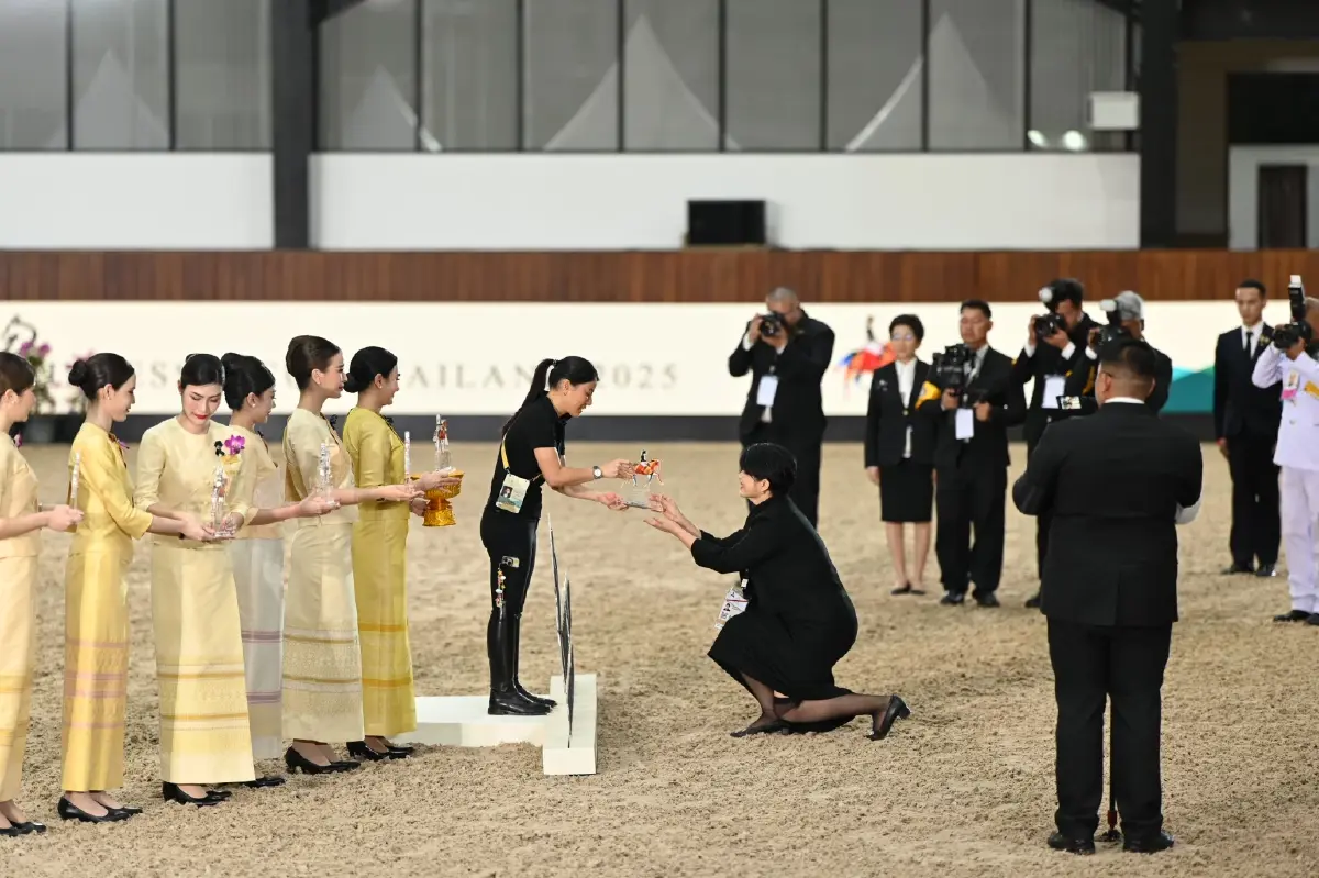 สมเด็จพระเจ้าลูกเธอ เจ้าฟ้าสิริวัณณวรี นารีรัตนราชกัญญา พระราชทานโล่ที่ระลึก ให้แก่ ไทยเบฟ