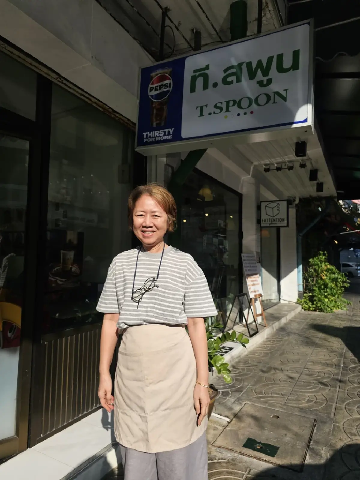 ‘เส้นหมี่ผัดกระเฉดกุ้ง’ ที่ ‘ร้านที.สพูน’ ซอยจุฬาฯ 50 รสชาติถูกใจ