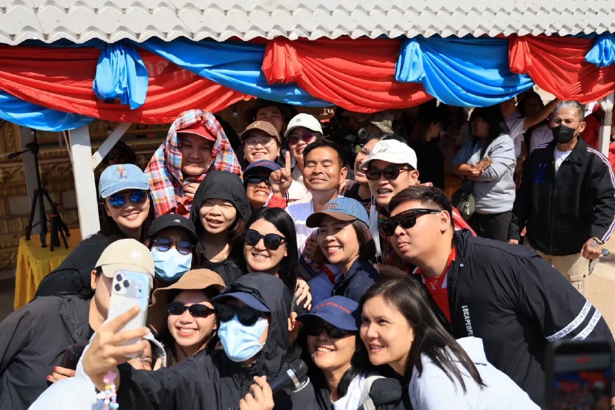 ‘ยศชนัน’ ควง ‘ใหม่ ไอน้ำ’ ขึ้นรถแห่ถิ่น ‘โสภณ’ เมินพื้นที่น้ำเงิน