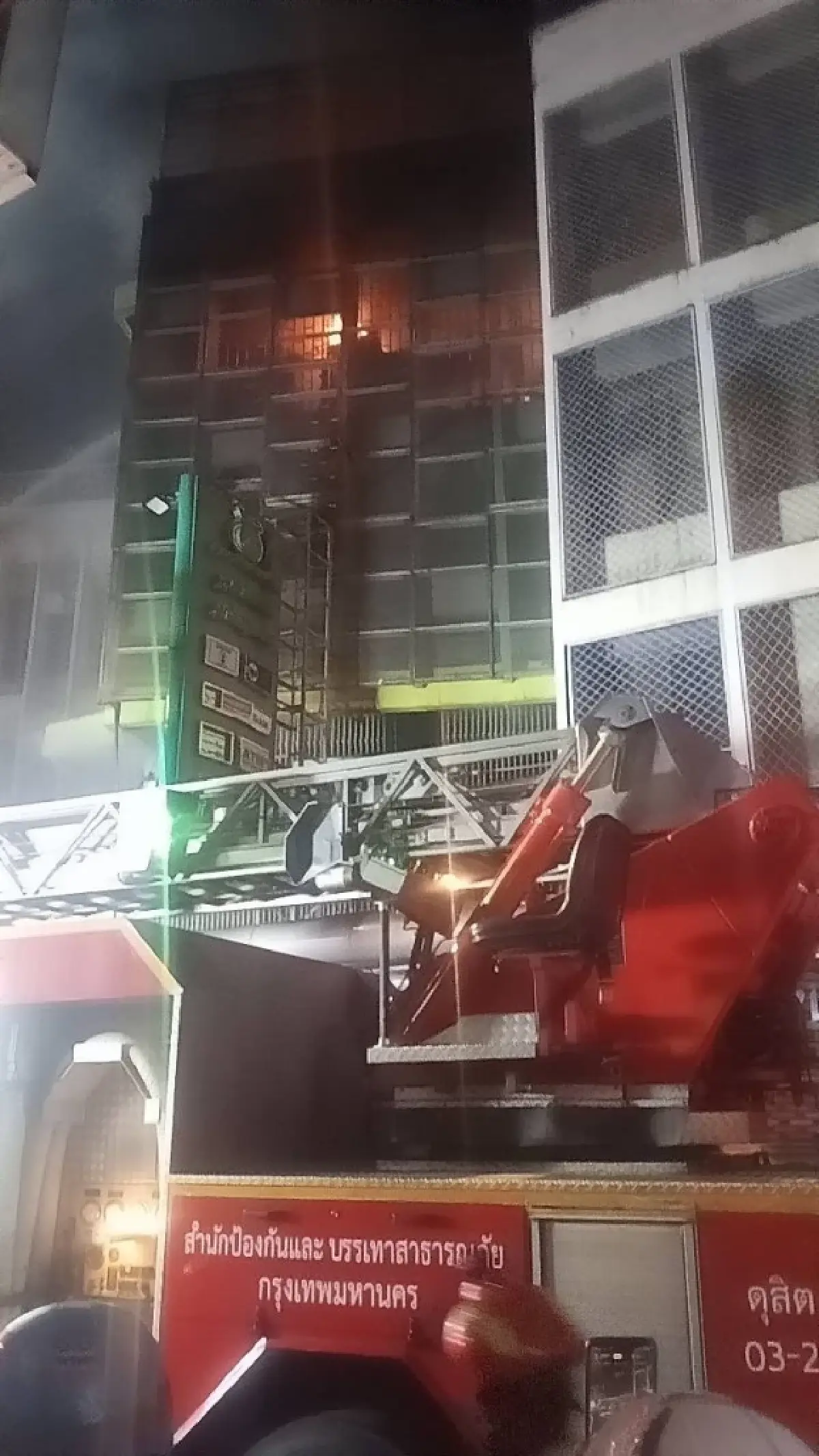 คืบหน้า เหตุด่วน ไฟไหม้ตึก ย่านเยาวราช วอด 3 ชั้น ควันพุ่งท่วมฟ้า
