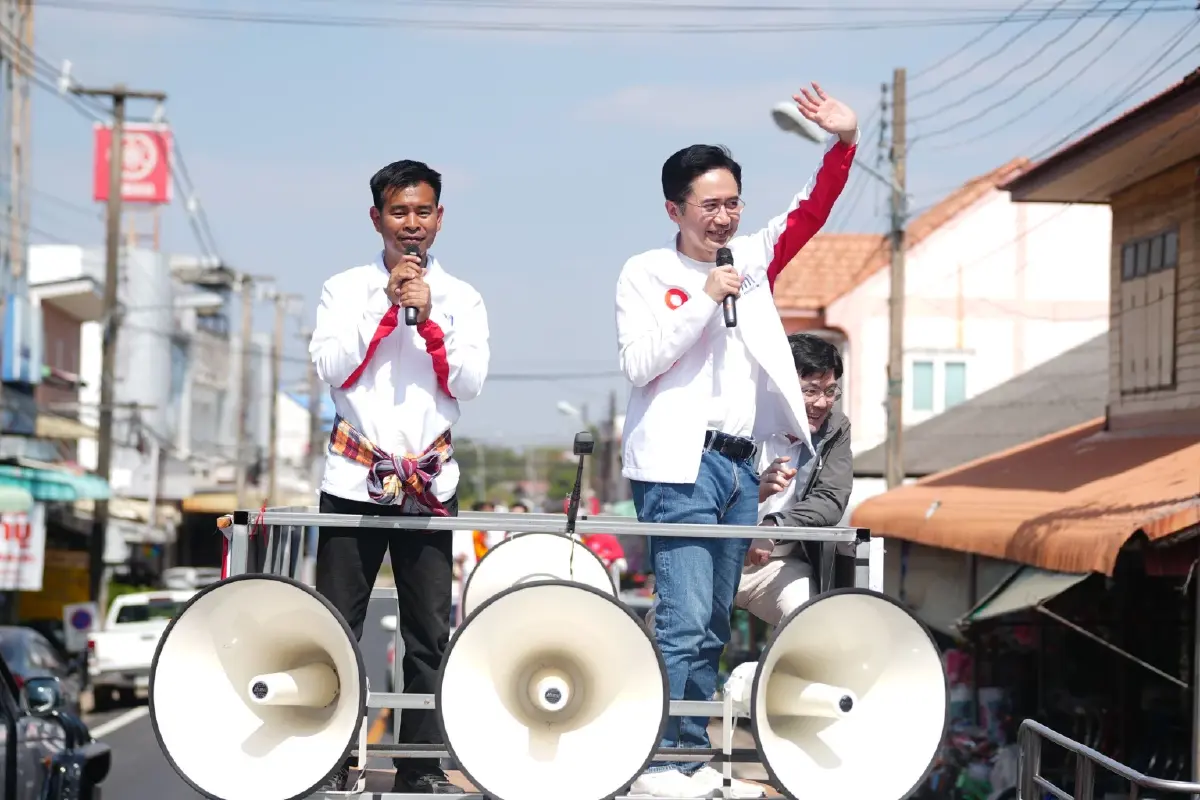 ‘ยศชนัน’ ควง ‘ใหม่ ไอน้ำ’ ขึ้นรถแห่ถิ่น ‘โสภณ’ เมินพื้นที่น้ำเงิน