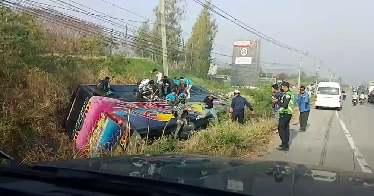 ด่วน รถบัสรับ-ส่งพนักงาน พลิกคว่ำ ถ.331 มุ่งหน้าแหลมฉบัง เจ็บอื้อ