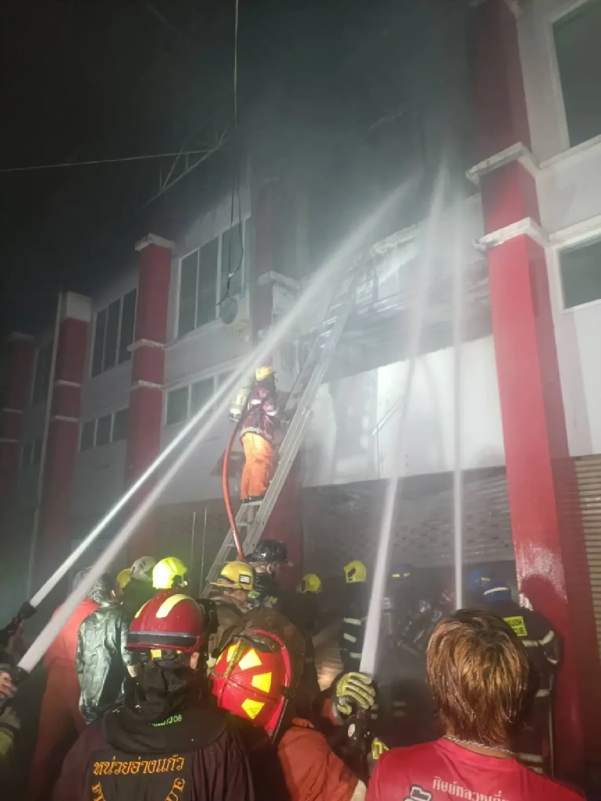 สรุปเหตุด่วน ไฟไหม้อาคาร สำเพ็ง 2 เพลิงไหม้รุนแรง วอดคลังเสื้อผ้า