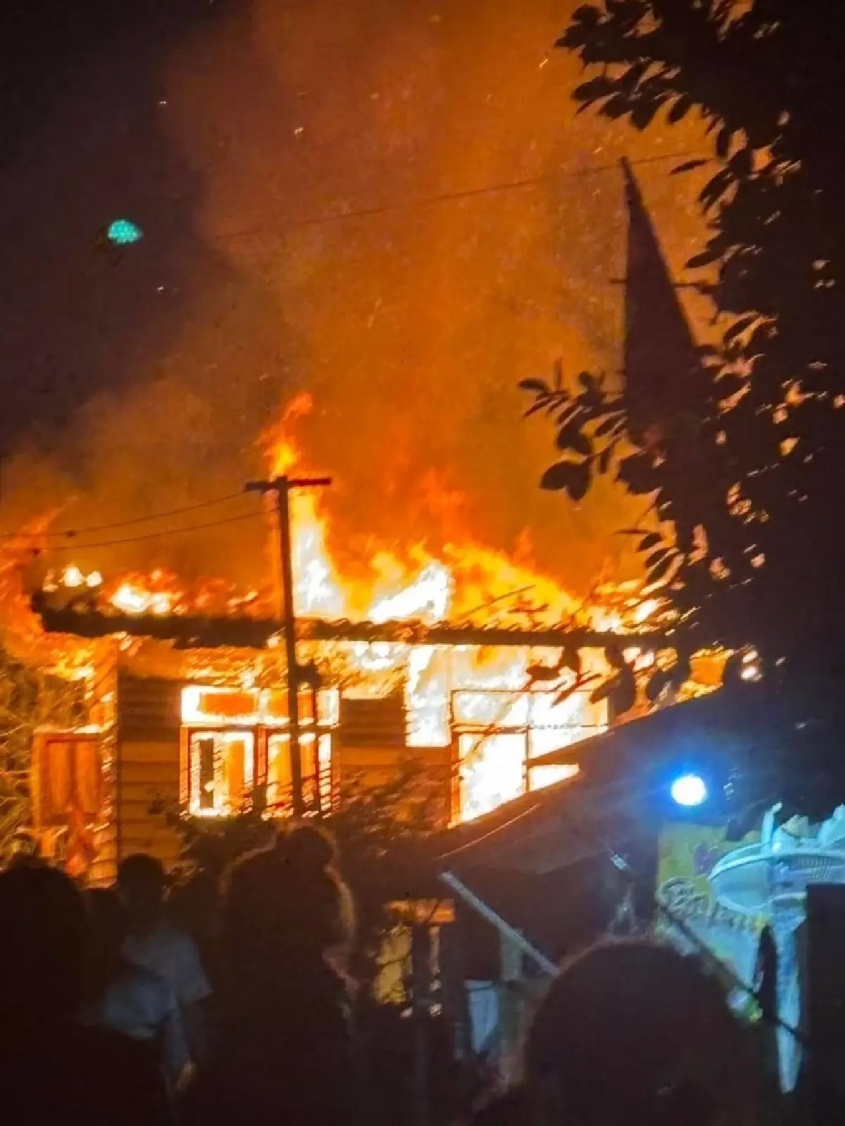 ระทึก ไฟไหม้บ้านไม้ 2 ชั้น ซอยลาดกระบัง 1/9 เพลิงไหม้วอดหมดหลัง