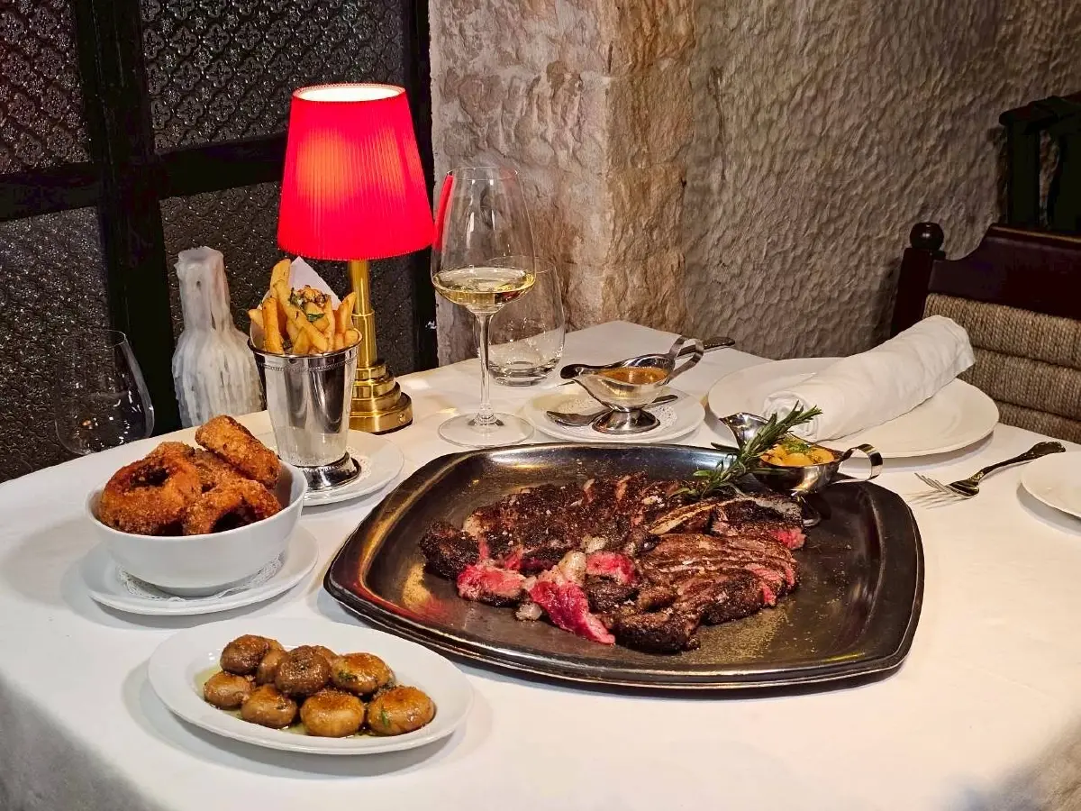 Quilombo สเต็กเฮาส์อาร์เจนตินาแท้ ในปราสาทหินกลางทองหล่อ