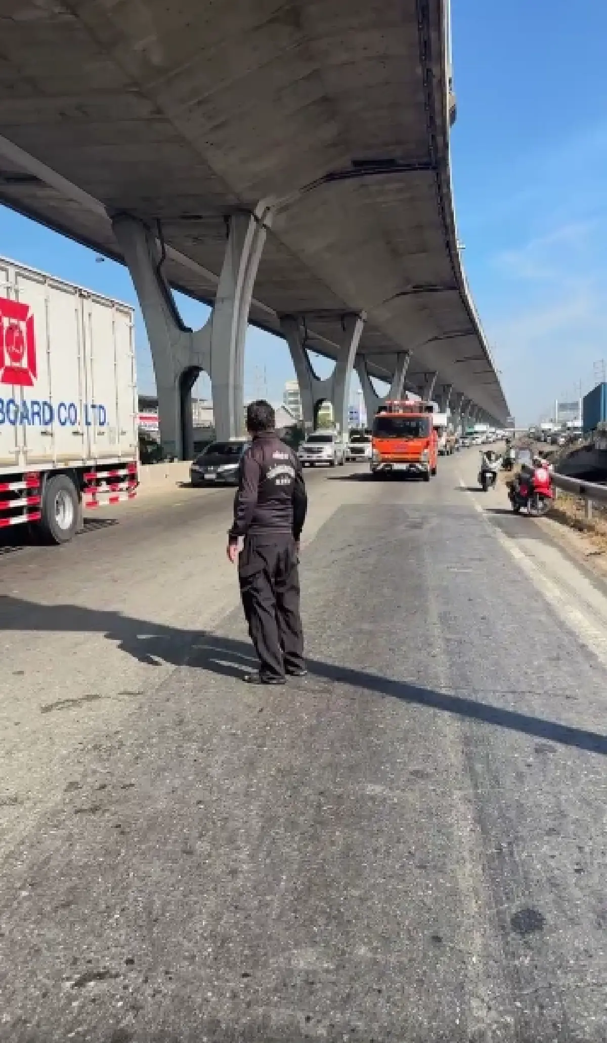 ด่วน ระวังไฟตกใส่รถ ไฟไหม้คานทางด่วนบูรพาวิถี ทำรถติด เข้า ชลบุรี