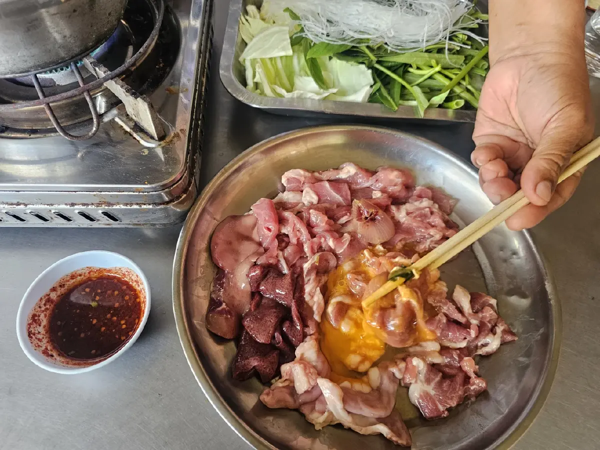 อุบลแจ่วฮ้อน หม้อไฟอีสานแท้ น้ำซุปเผ็ดร้อน รสเด็ด ขายมา 40 ปี