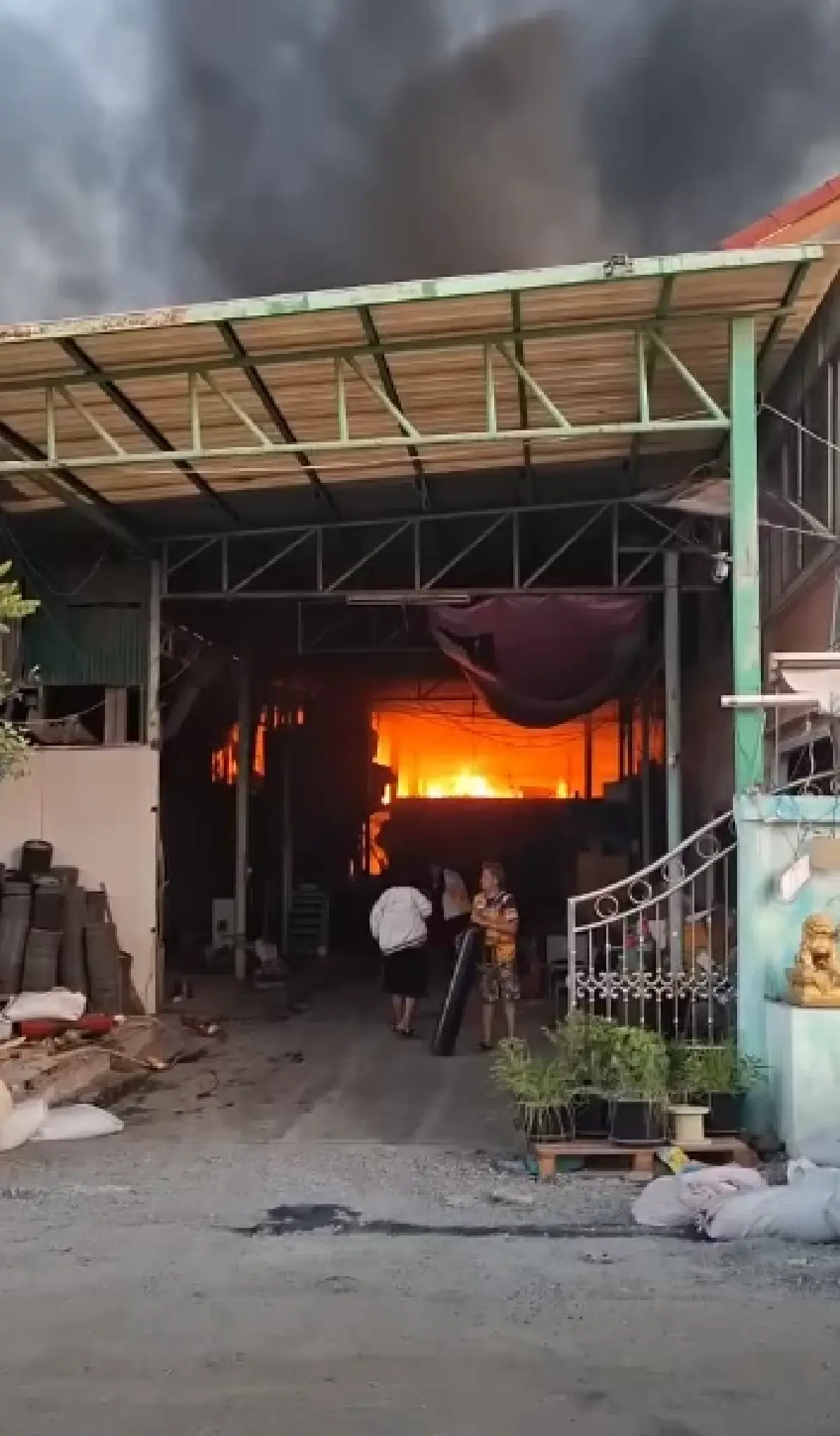 ด่วน! ไฟไหม้โรงงาน ย่านบางขุนเทียน ควันดำพวยพุ่ง เร่งฉีดน้ำสกัด