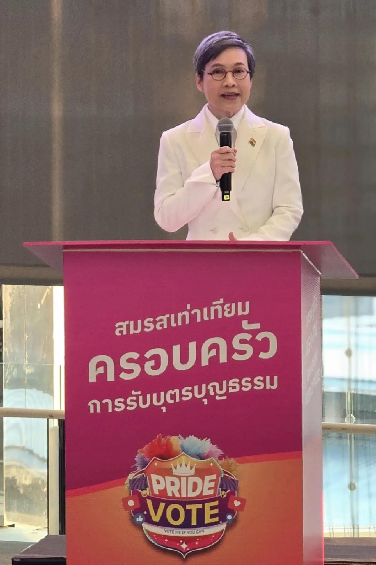 'สมรภูมิสีรุ้ง' 4 พรรคการเมือง ประชันวิสัยทัศน์ ในงาน 'PRIDE VOTE'