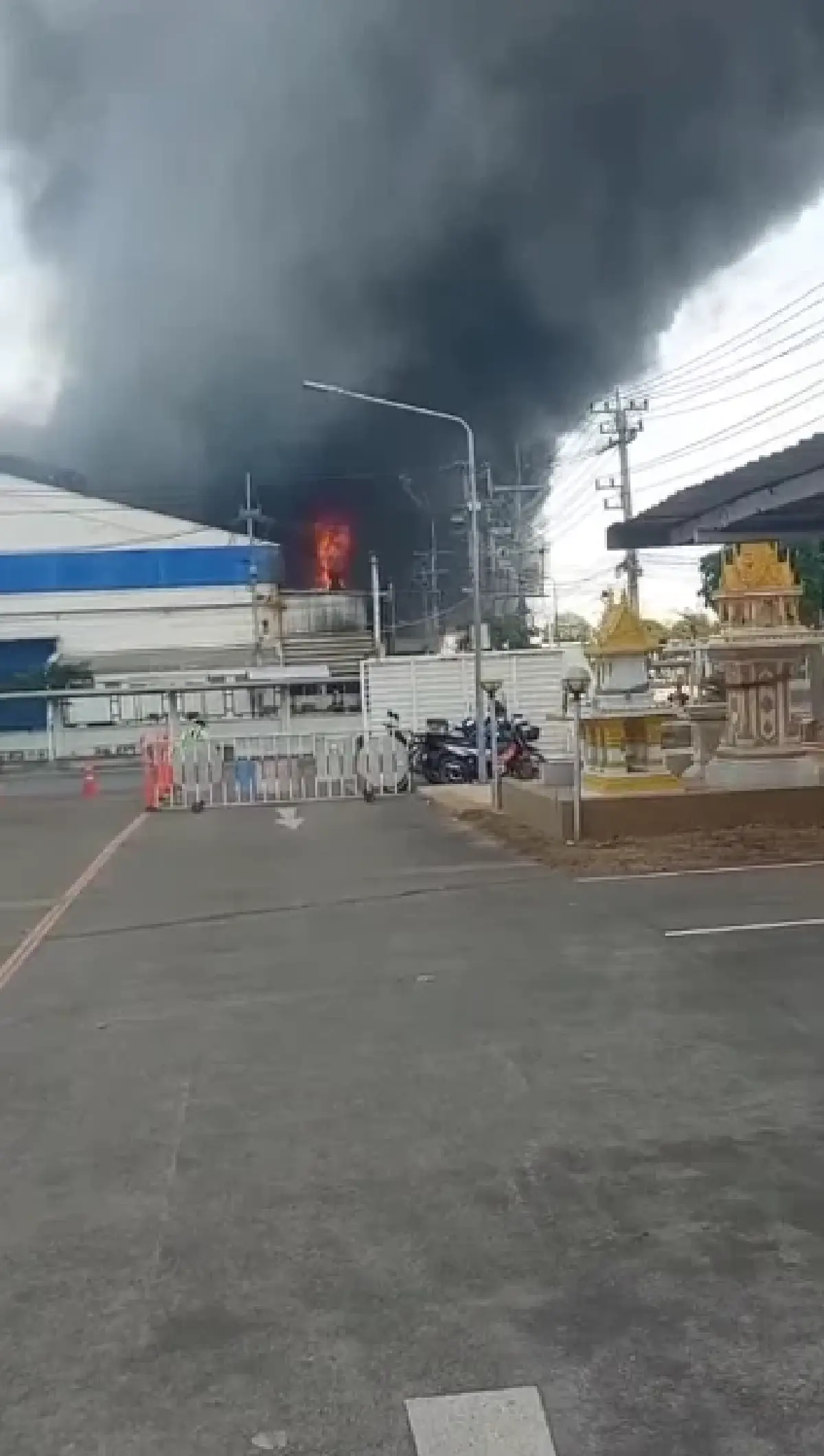 ด่วน! เกิดเหตุ ไฟไหม้โรงงานขนาดใหญ่ เขตอุตสาหกรรมสุรนารี โคราช