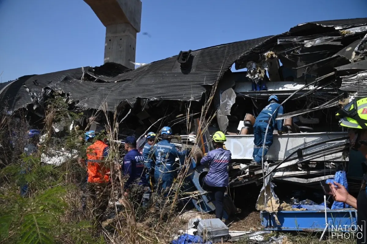เครนถล่มทับรถไฟที่สีคิ้ว ค้นหาคนตาย-ผู้สูญหาย เปิดภาพล่าสุด