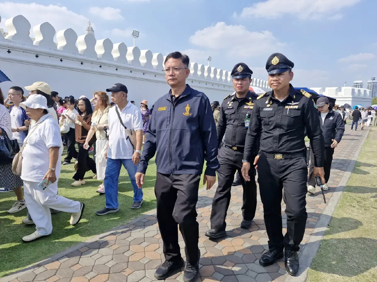 เพิ่มรอบจัดเก็บขยะ ป้องกันขยะตกค้าง รองรับเที่ยวสักการะชมวัดพระแก้ว