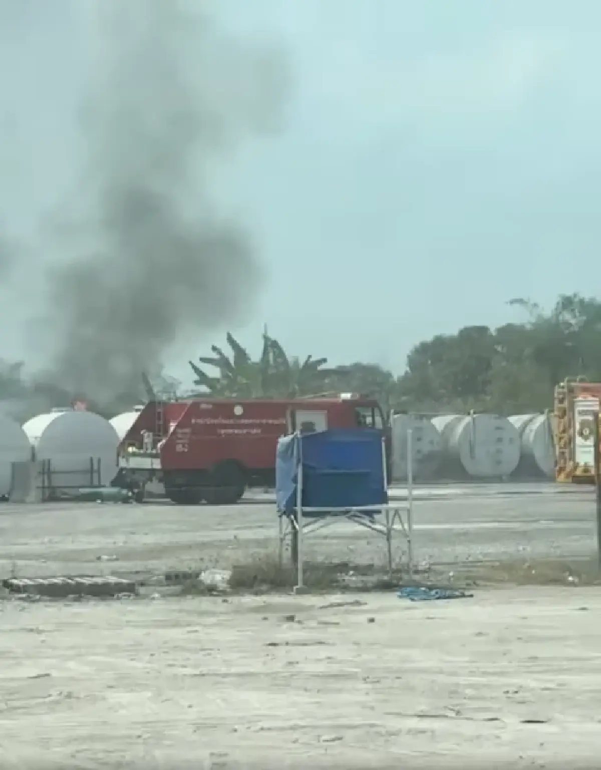 ด่วน หวั่นระเบิด ไฟไหม้ถังน้ำมันใหญ่ ลาดกระบัง ควันดำโขมงเต็มฟ้า