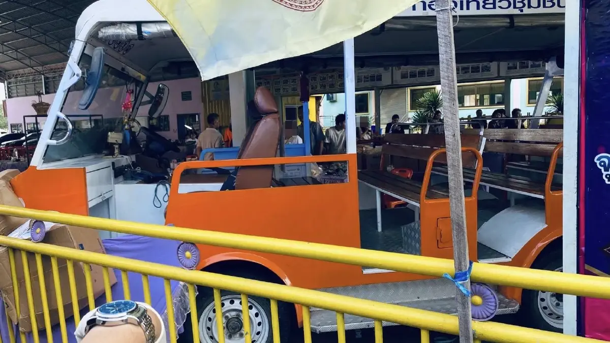 ด่วน! เกิดเหตุ รถรางชนคนเดินเท้า กลางงานสมุทรสาคร บาดเจ็บ 6 คน