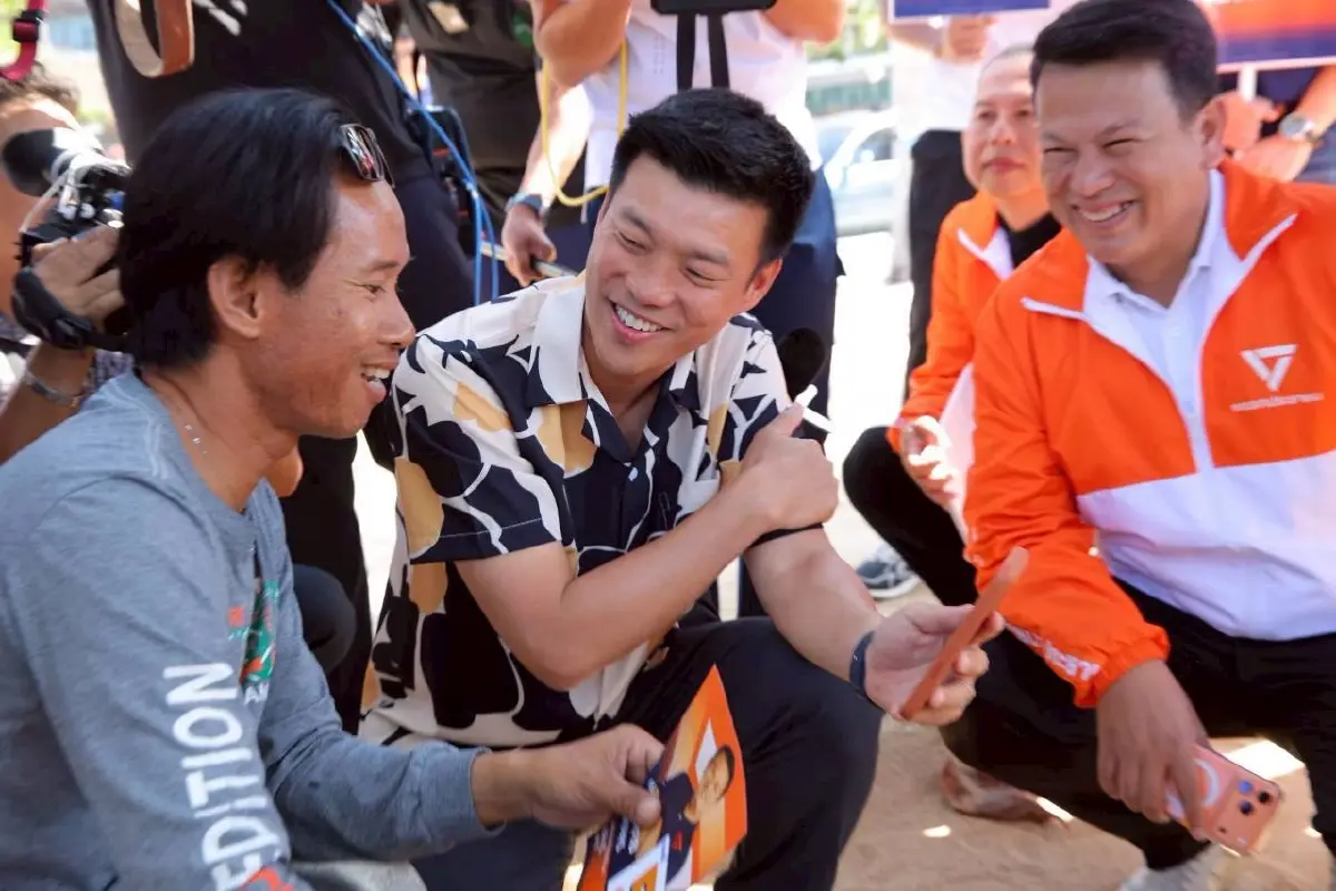 ชาวบ้านรุดถาม 'เท้ง' อธิบายยิบ ปมสถาบันฯ ลั่นไม่มีนโยบาย 112 แล้ว