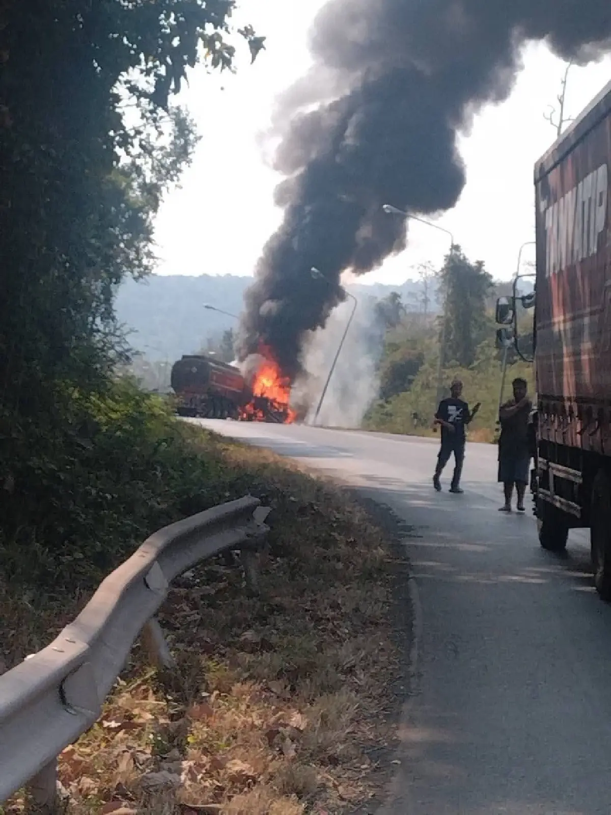 ด่วน ไฟไหม้รถน้ำมัน โค้งวรรณศาสตร์ ถ.304 วังน้ำเขียว ควันพุ่งท่วม