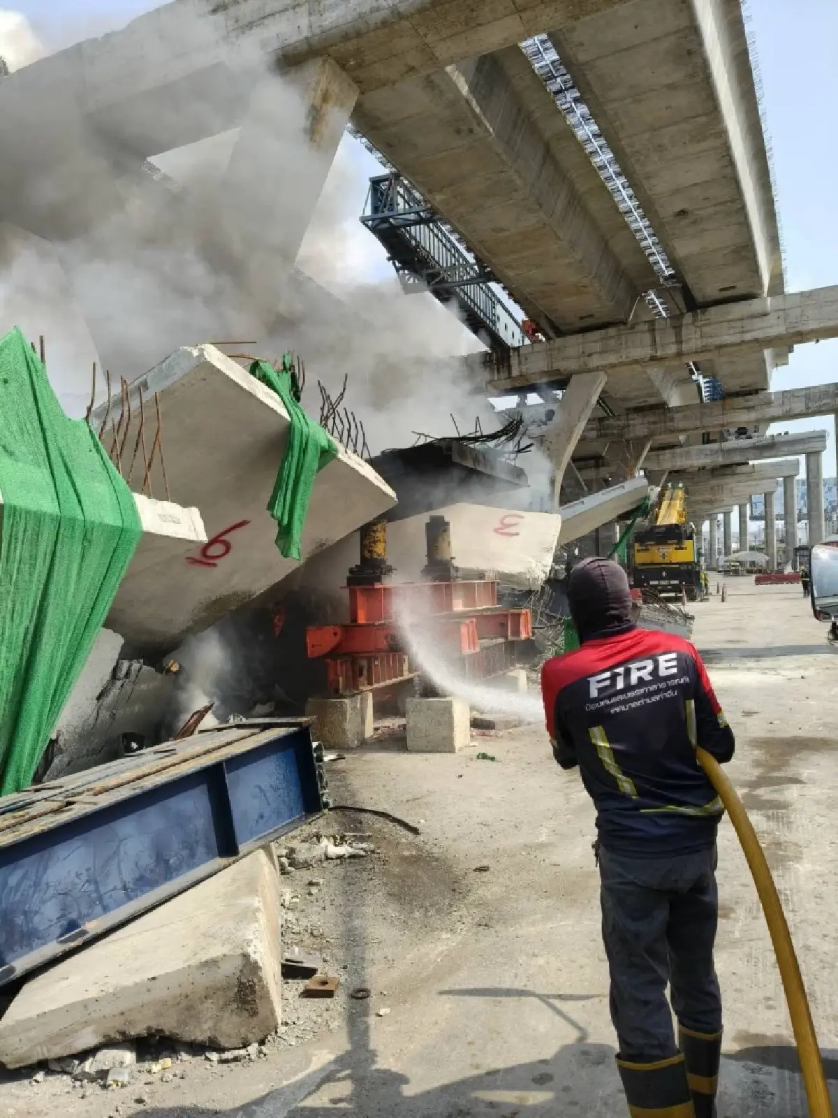 เกิดอะไรขึ้นอีก? ไฟไหม้ซากเครน จุดเดิม เครนถล่มพระราม 2 สมุทรสาคร