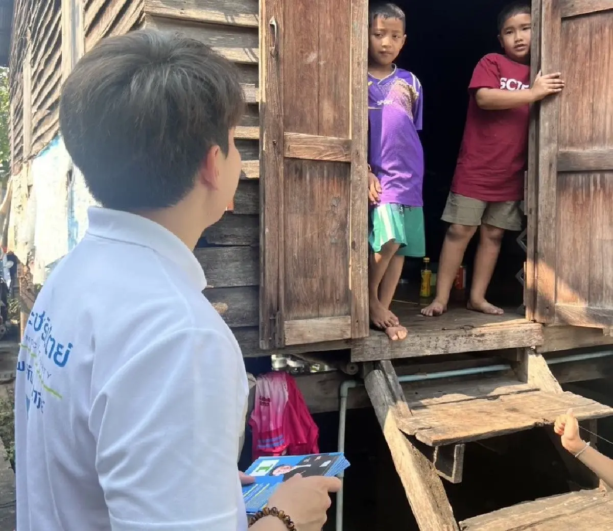 ‘เกม พงศ์พล’ เบอร์ 1 เขต 7 ปชป. ขี่ซาเล้งบุกวัดสร้อยทอง-ชุมชนสีน้ำเงิน