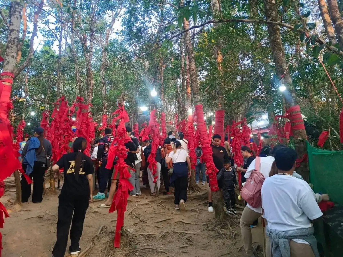 สายศรัทธาหลั่งไหล แห่นมัสการรอยพระพุทธบาทเขาคิชฌกูฏ ประจำปี 2569