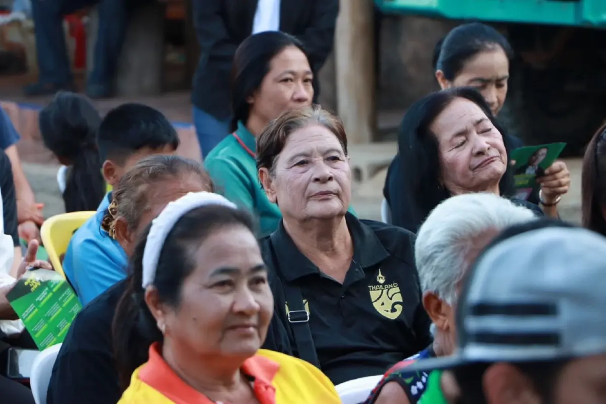'หมอวรงค์' หาเสียงสุราษฎร์ ซัดด้อยค่าทหาร หวังกองทัพอ่อนแอ