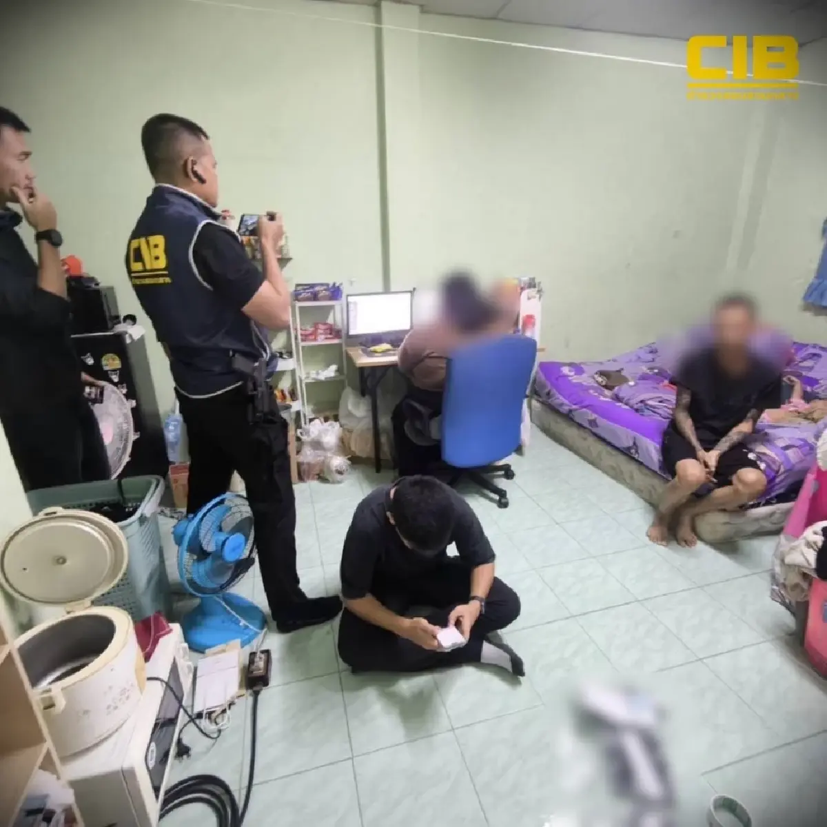 สาวธนาคาร ว่าที่ ร.ต. หญิง ร่วมแก๊งเปิดบัญชีม้า บุกจับ 4 ที่ชลบุรี