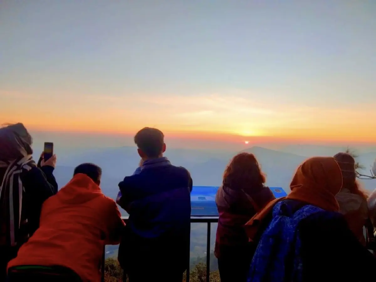 ควันออกปากแล้ว! 'ภูเรือ' หนาวมากแตะ 7 องศา ดูทะเลหมอก เซลฟี่แสงแรก