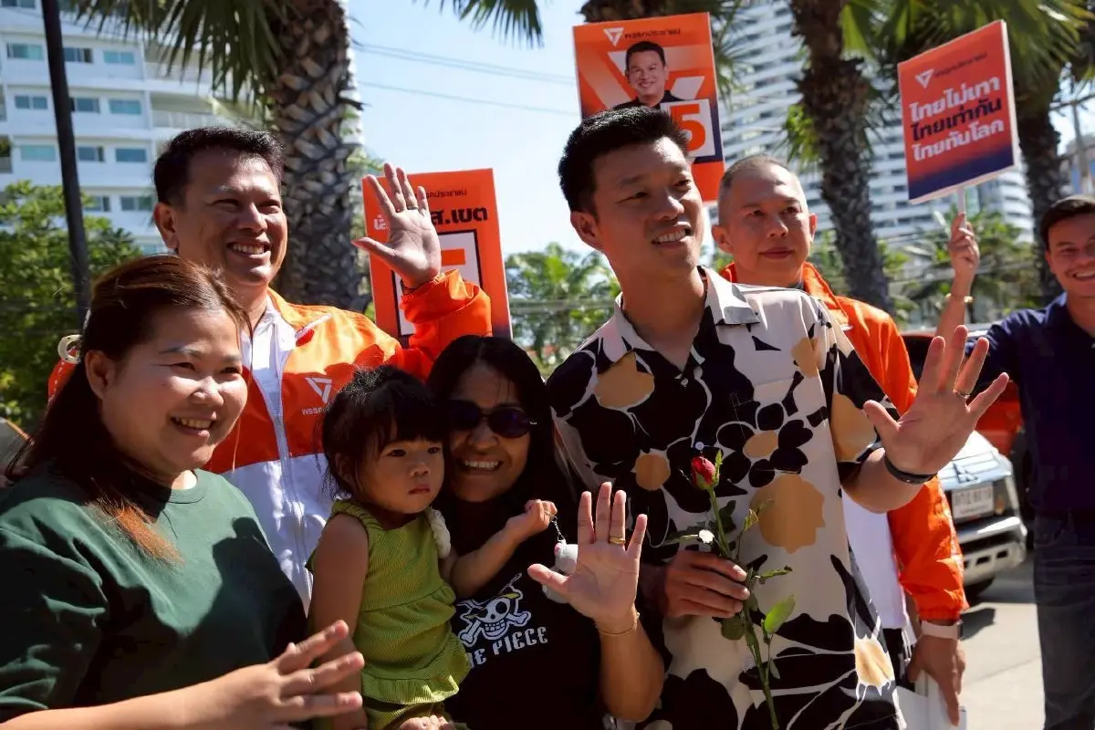 ชาวบ้านรุดถาม 'เท้ง' อธิบายยิบ ปมสถาบันฯ ลั่นไม่มีนโยบาย 112 แล้ว