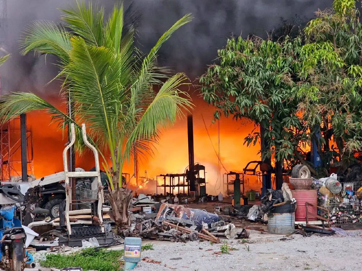 ด่วน! ระเบิดสนั่นนครปฐม ไฟไหม้ใหญ่ ใกล้ปั๊ม แบตโซล่าเซลล์บึ้ม