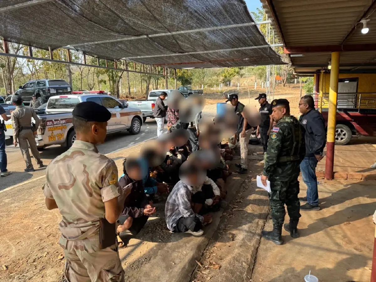 ไม่รอด! ทหาร ฉก.ลาดหญ้า สกัดจับกระบะขนต่างด้าวเถื่อนเข้าไทย เกือบ 100 ชีวิต