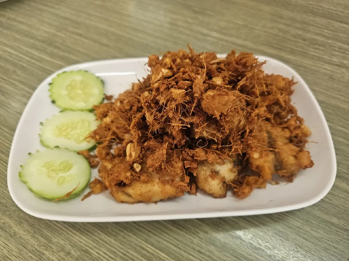 ‘เส้นหมี่ผัดกระเฉดกุ้ง’ ที่ ‘ร้านที.สพูน’ ซอยจุฬาฯ 50 รสชาติถูกใจ