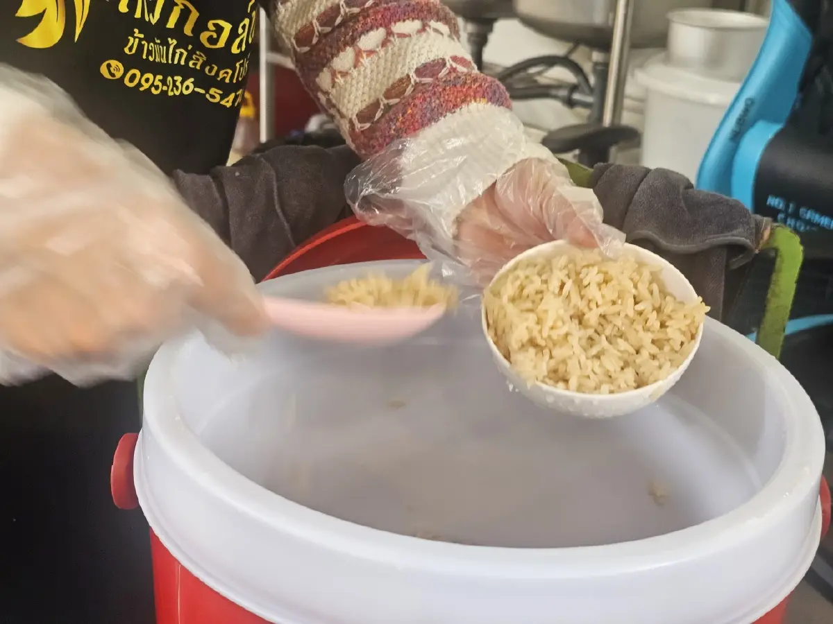 ‘โกวกอล์ฟ ข้าวมันไก่สิงคโปร์’ ข้าวนุ่ม หอม มัน 'น้ำจิ้มรสเด็ด'