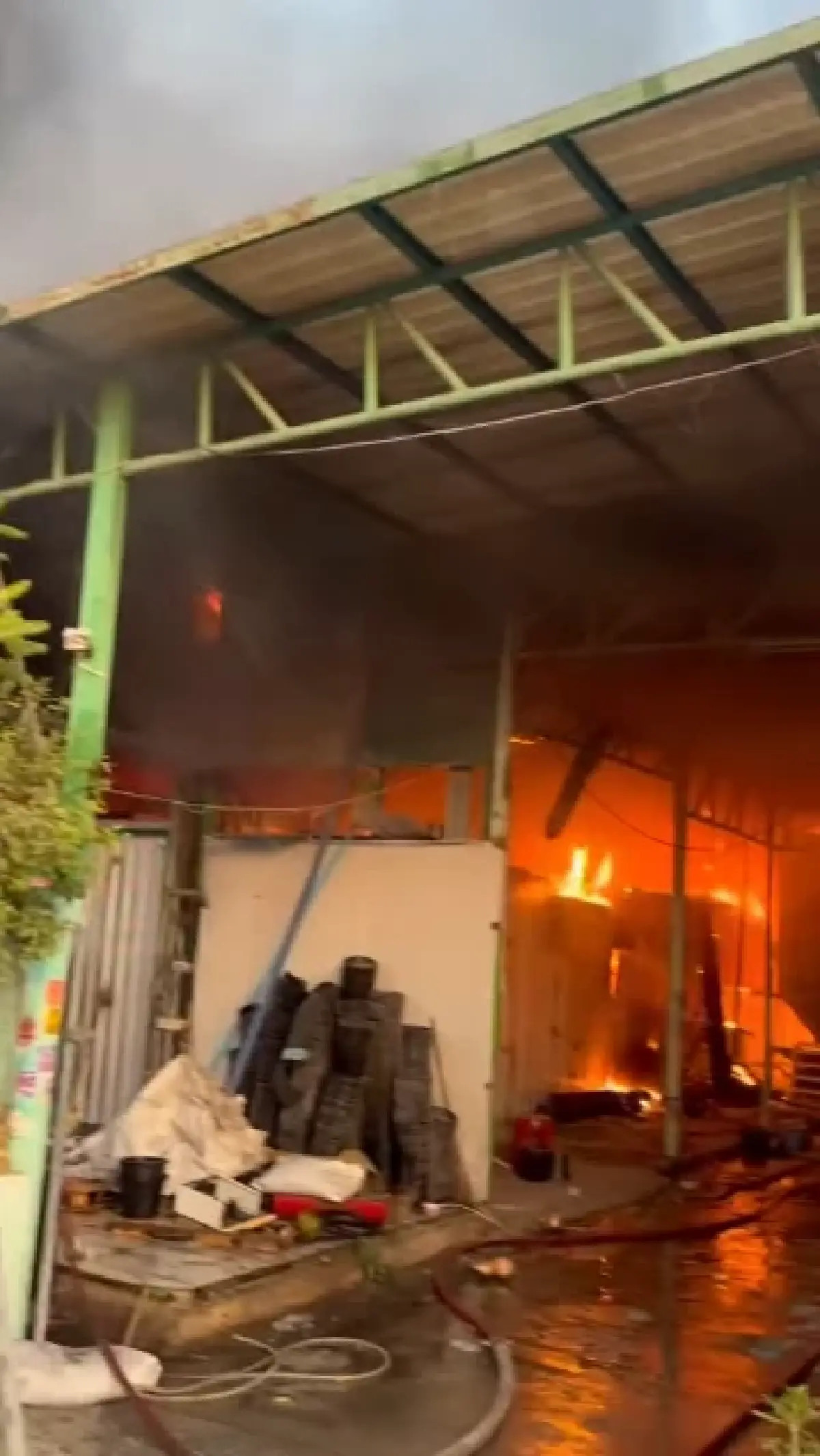 ด่วน! ไฟไหม้โรงงาน ย่านบางขุนเทียน ควันดำพวยพุ่ง เร่งฉีดน้ำสกัด