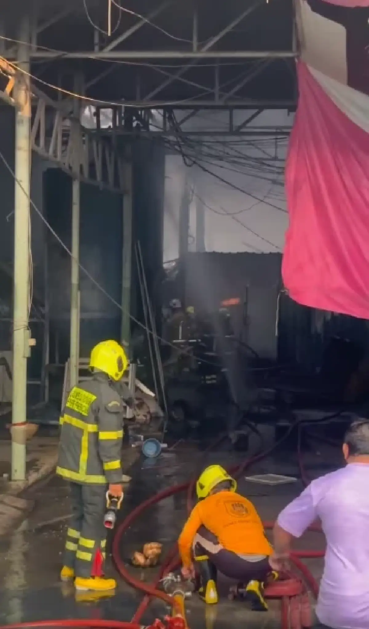 ด่วน! ไฟไหม้โรงงาน ย่านบางขุนเทียน ควันดำพวยพุ่ง เร่งฉีดน้ำสกัด