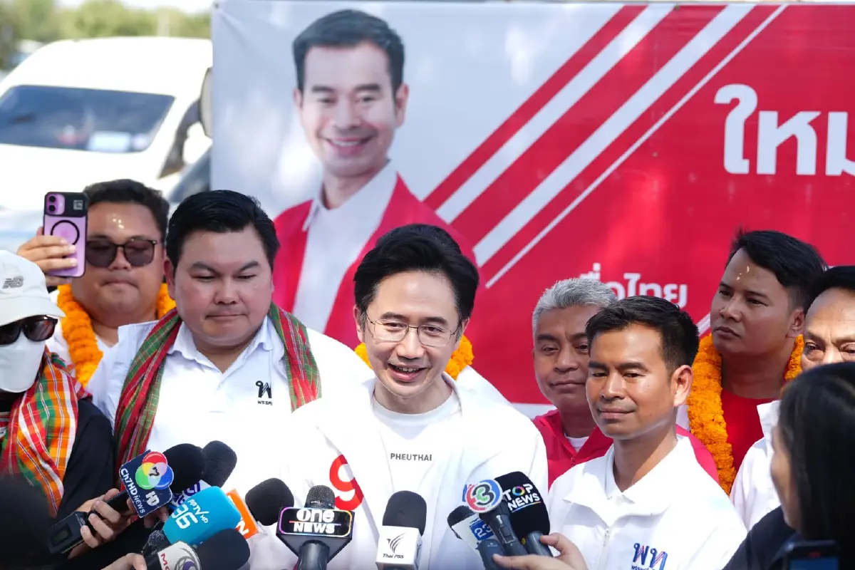 ‘ยศชนัน’ ควง ‘ใหม่ ไอน้ำ’ ขึ้นรถแห่ถิ่น ‘โสภณ’ เมินพื้นที่น้ำเงิน