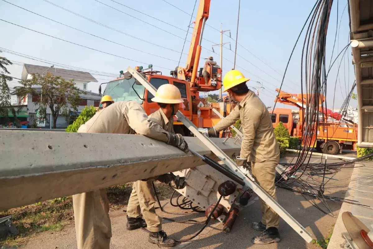 MEA จ่ายไฟครบทุกบ้านแล้ว หลังรถเกี่ยวสายไฟ ทำเสาไฟล้ม 70 ต้น