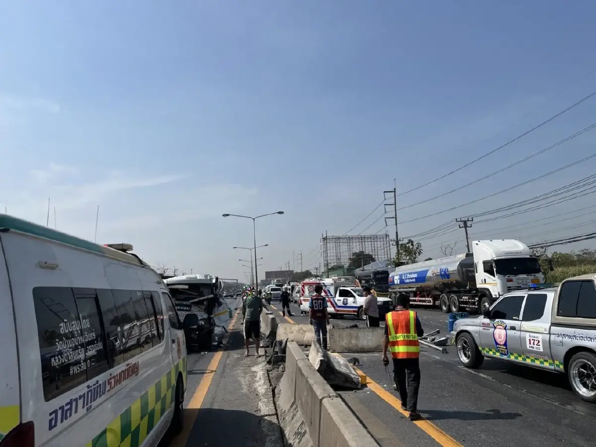 รถแก๊ส พลิกคว่ำ ถนนมิตรภาพ สระบุรี ถังแก๊สตกเกลื่อน เร่งกู้ซาก