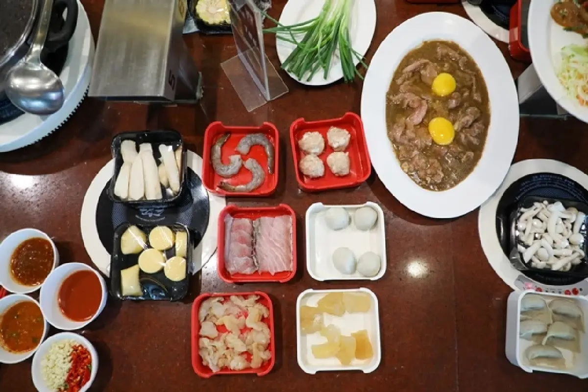 รวม 4 ร้านอร่อย ‘อาหารจีนไหหลำ’ ข้าวมันไก่ ขนมจีน และ สุกี้ไหหลำ