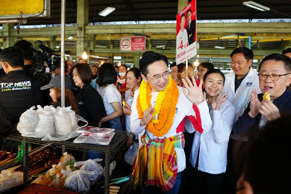 ‘ยศชนัน’ ลุยตลาดสดร้อยเอ็ดช่วย ‘สถาพร’ เจอชาวบ้านหอมแก้ม