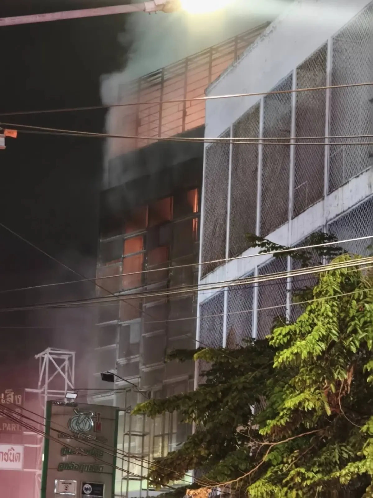 คืบหน้า เหตุด่วน ไฟไหม้ตึก ย่านเยาวราช วอด 3 ชั้น ควันพุ่งท่วมฟ้า