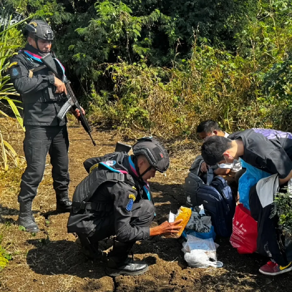 ทหารบูรพาสกัดจับ 3 ชาวจีนลอบผ่านไทย ของกลางซิมการ์ดเกือบหมื่น