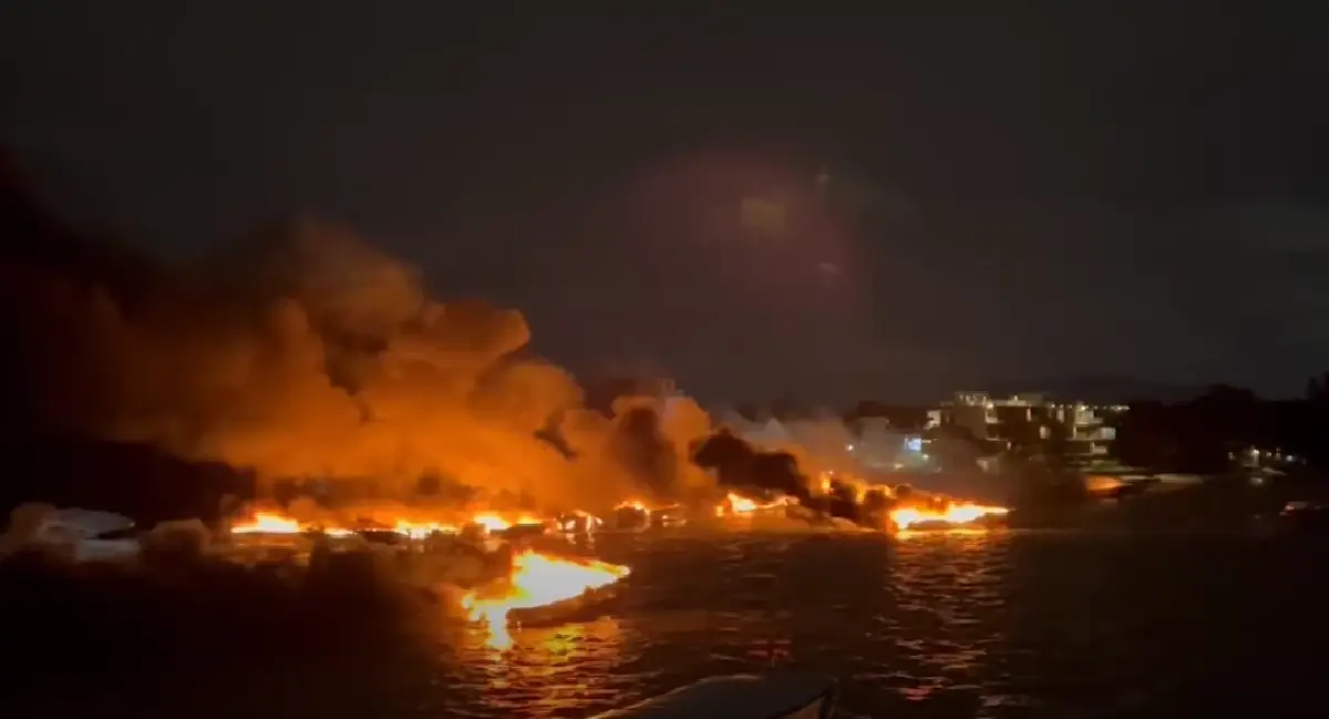 ด่วน เพลิงเผาวินาศอ่าวฉลอง ไฟไหม้เรือสปีดโบ๊ท 10 ลำ คุมเพลิงไม่ได้