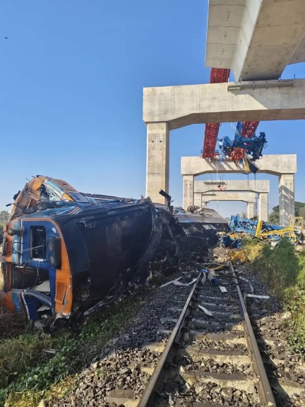 อัปเดตข่าวด่วน เครนถล่มทับรถไฟที่สีคิ้ว ล่าสุดเจ็บพุ่ง 64 ตาย 22