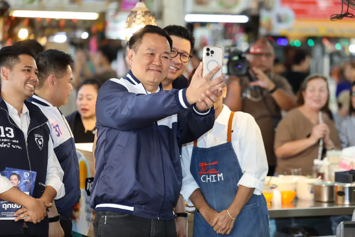 'อนุทิน'ควง'สีหศักดิ์-เอกนิติ-ศุภจี'ลุยตลาด อ.ต.ก. แม่ค้าตะโกนรอ'คนละครึ่งพลัส'