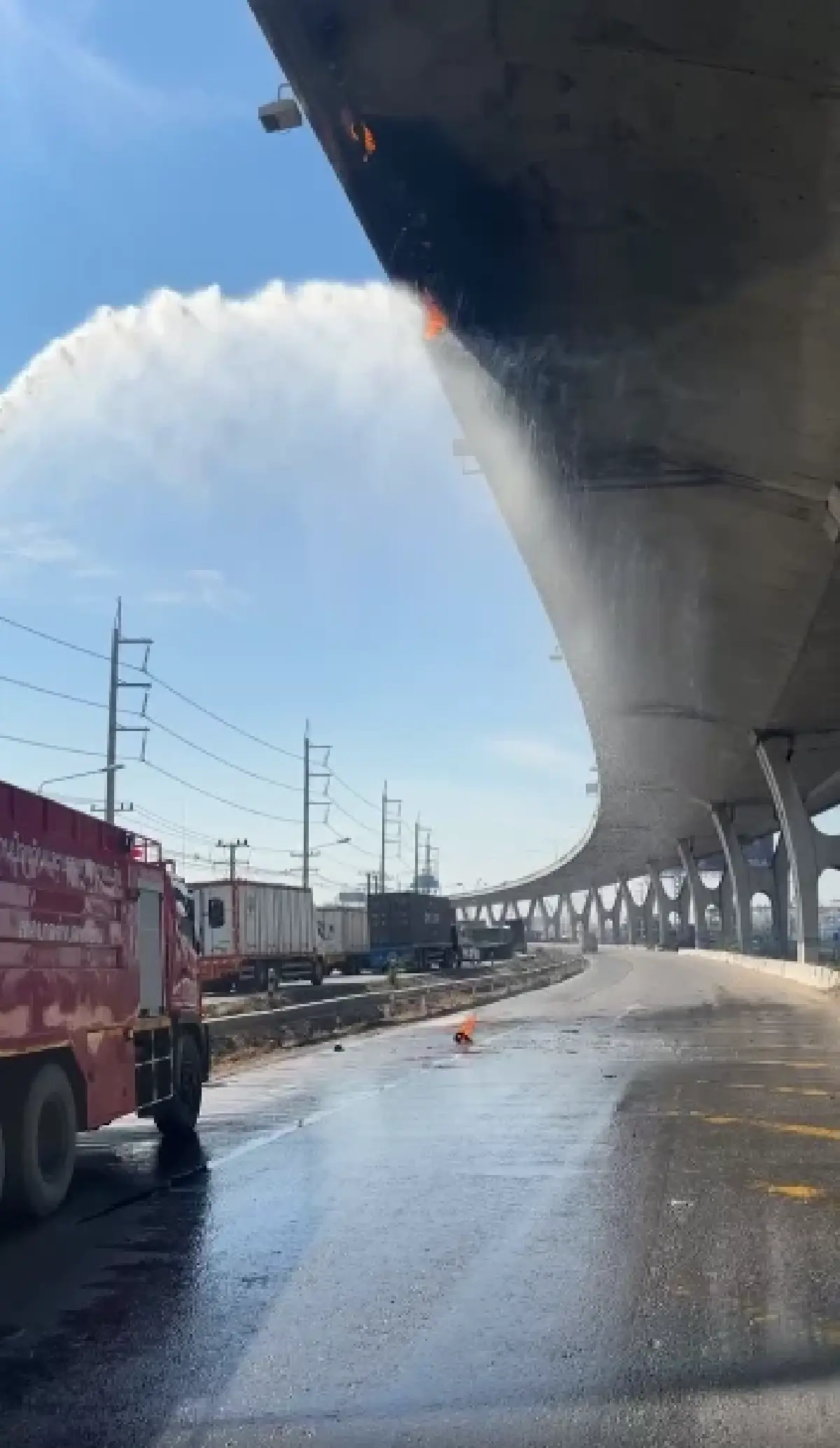 ด่วน ระวังไฟตกใส่รถ ไฟไหม้คานทางด่วนบูรพาวิถี ทำรถติด เข้า ชลบุรี