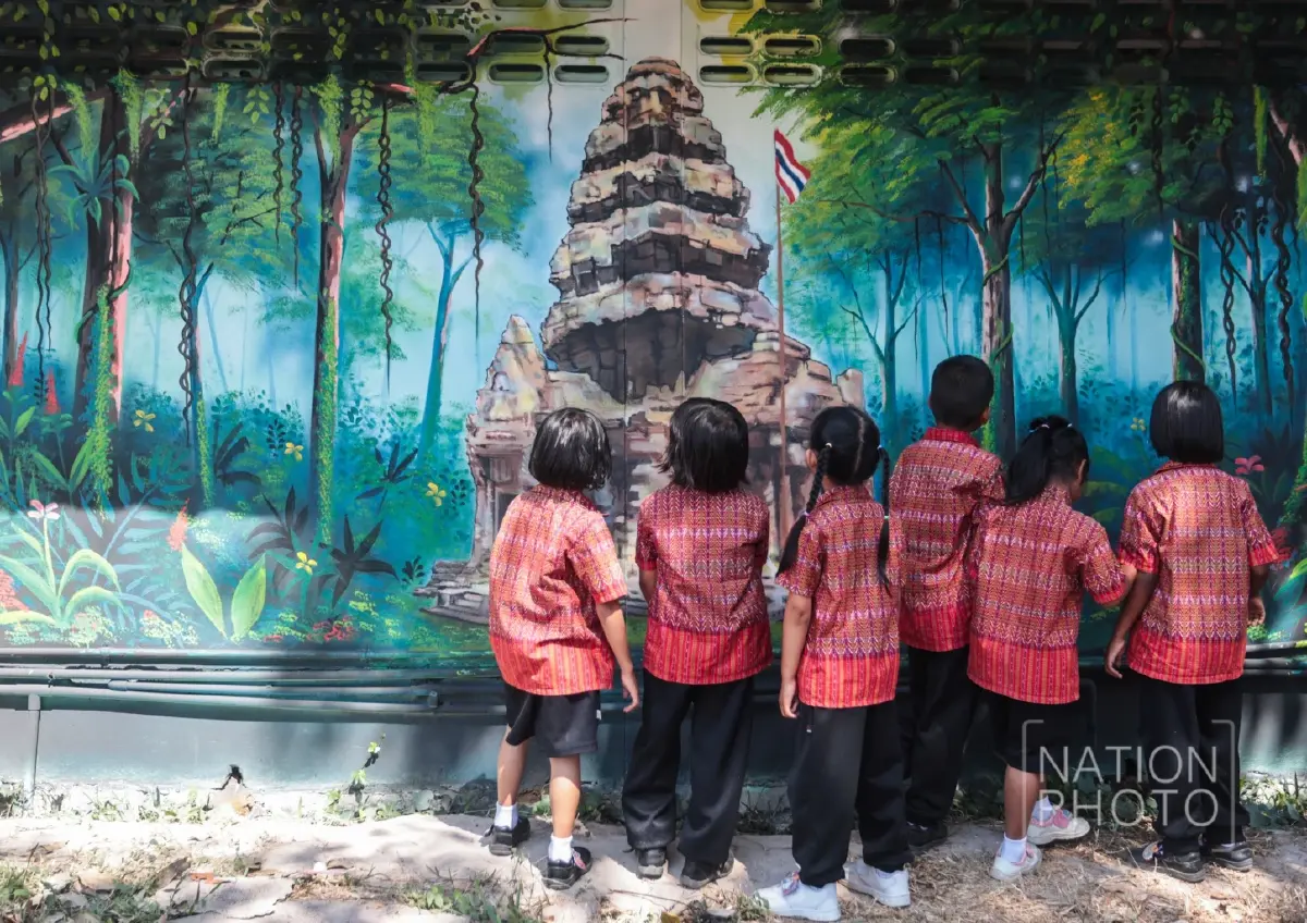 ตบหน้าด้วยความจริง! ตอบโต้ทางศิลปะ 'ย่าอุ้มหลาน - 46 ทหารกล้า'